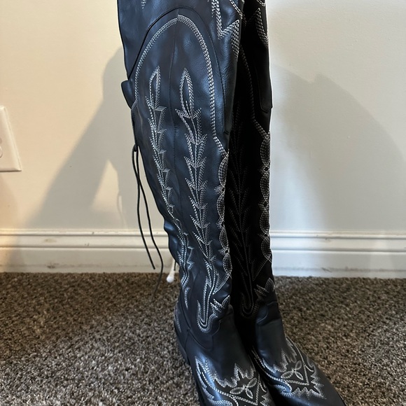 Over the knee boots 🤠 lace up back 🖤 - Picture 6 of 6